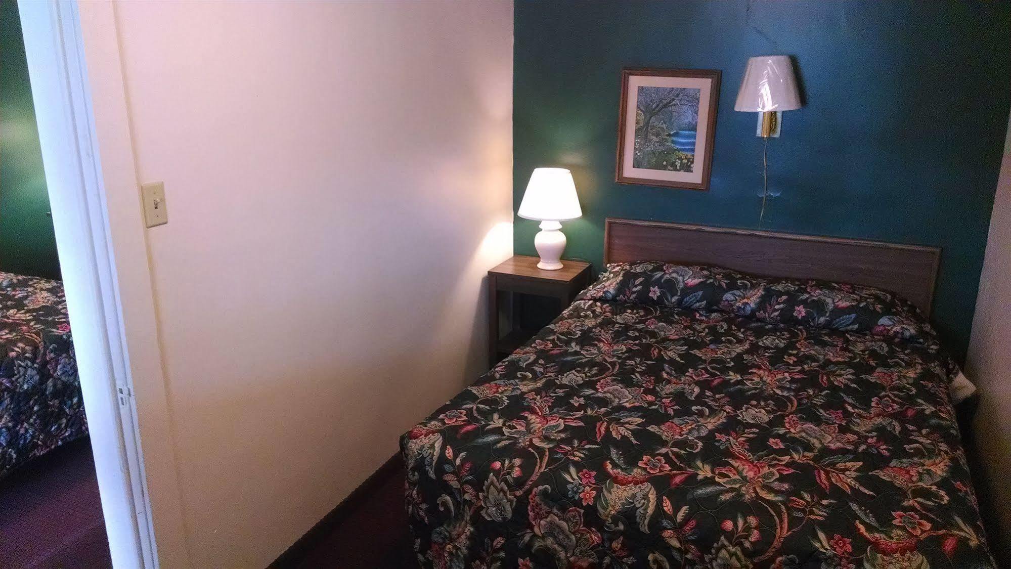 The Atomic Blue Motor-Inn مونتيسلو المظهر الخارجي الصورة